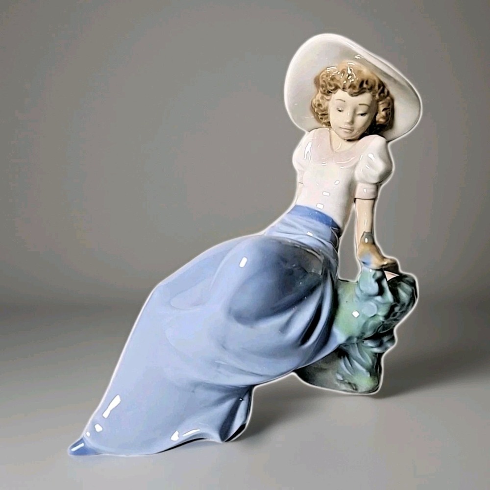 VTG Nao by Lladro '92 Porcelain Sculptur Listening to the Birds' Songs‎ Retired